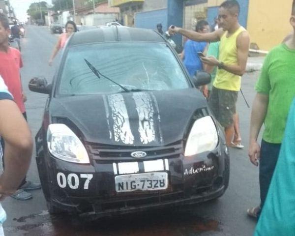 Duas pessoas ficam feridas em acidente entre carro e moto em Floriano. (Imagem:FlorianoNews)
