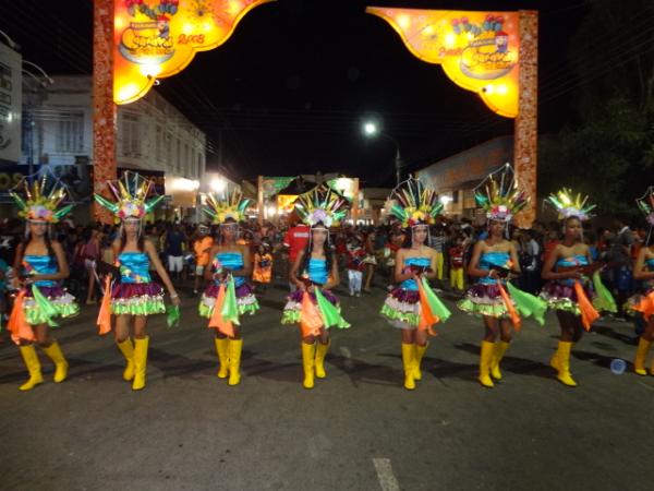 Desfiles de escolas de samba alegram a Av. Get&uacute;lio Vargas. (Imagem:FlorianoNews)