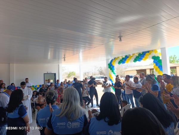 Prefeitura de Bar&atilde;o de Graja&uacute; reinaugura escola na localidade Jatob&aacute; Ferrado.(Imagem:FlorianoNews)
