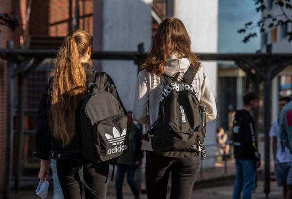 Estudante carrega uma m&aacute;scara enquanto caminha para uma escola no estado de Mecklenburg-Vorpommern, na Alemanha, em 3 de agosto.(Imagem:John Macdougall / AFP)