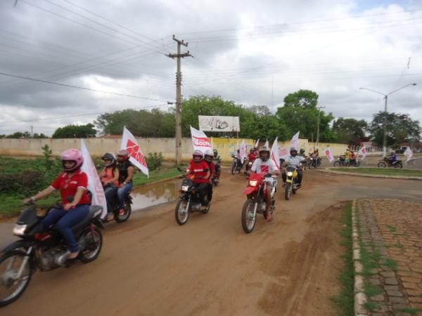 &Oacute;ticas Diniz abre semana de anivers&aacute;rio com carreata pelas ruas de Floriano e Bar&atilde;o de Graja&uacute;.(Imagem:FlorianoNews)