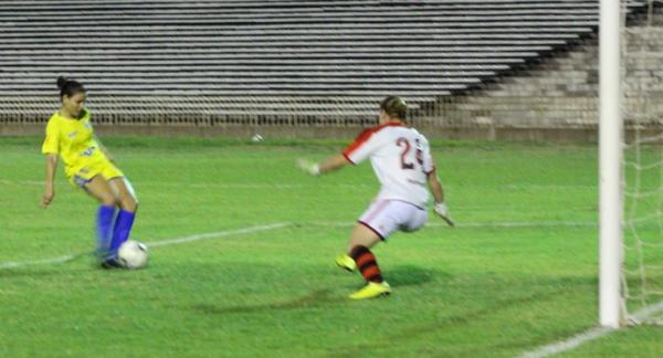 Cara a cara com Fernanda, Ge&oacute;rgia define partida com gol para o Tiradentes-PI.(Imagem:Emanuele Madeira)