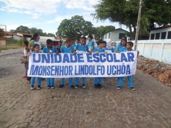 Alunos realizaram caminhada pela preserva&ccedil;&atilde;o do Meio Ambiente em Floriano.(Imagem:FlorianoNews)
