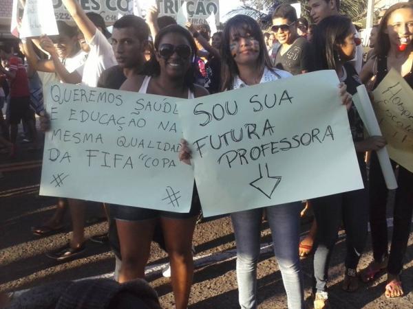 Manifestação chega ao centro de Floriano