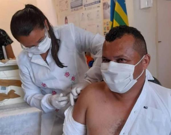 MP apura denúncias de prefeitos vacinados contra a Covid fora de grupos prioritários no Piauí