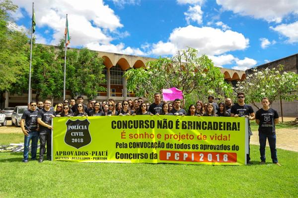 Aprovados em concurso da Pol&iacute;cia Civil do Piau&iacute; protestam por convoca&ccedil;&atilde;o.(Imagem:Roberta Aline/ Cidadeverde.com)