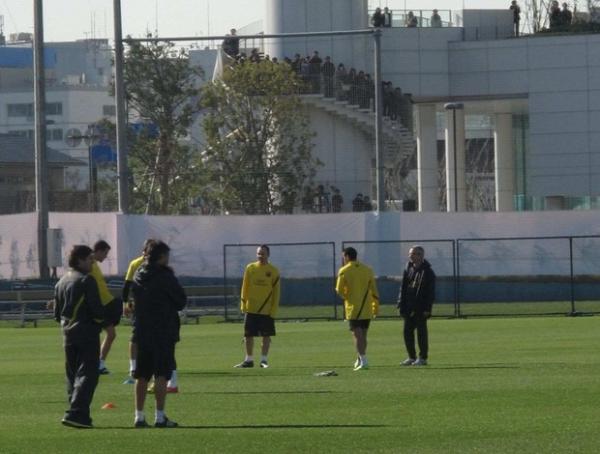F&atilde;s do Barcelona tiveram vis&atilde;o privilegiada do primeiro treino do time.(Imagem:Thiago Dias / Globoesporte.com)