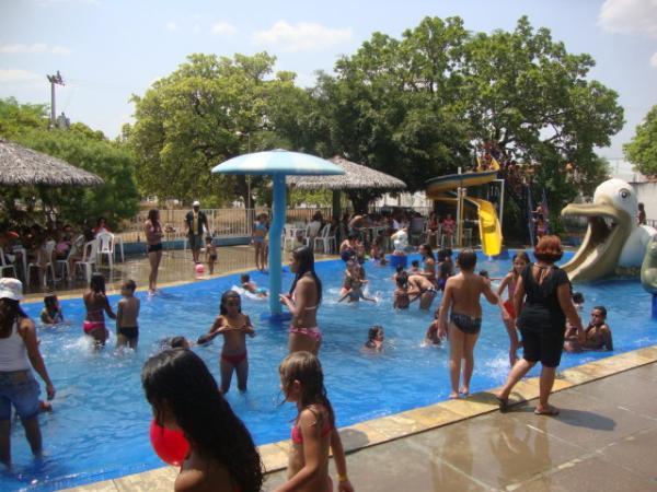Crian&ccedil;as na Piscina, Clube cheio no Feriad&atilde;o(Imagem:reda&ccedil;&atilde;o)