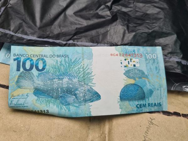 Com a abordagem, foi constado a presença de 40 cédulas falsas com o valor nominal de R$ 100, com repetidos números de série e boa qualidade de impressão. Ainda de acordo com a Pol(Imagem:Reprodução)