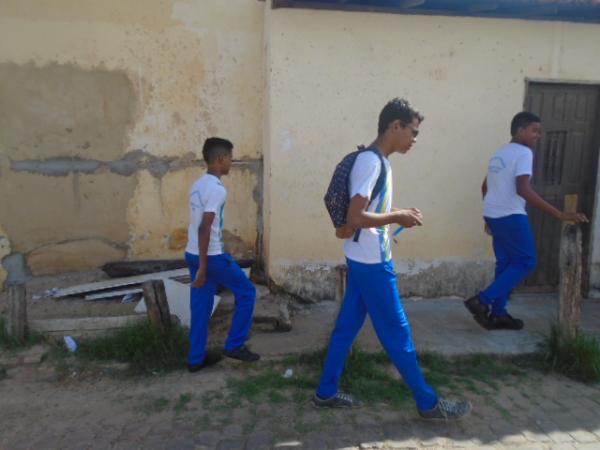 Mutir&atilde;o contra Aedes aegypti em Floriano envolve agentes de endemias e estudantes.(Imagem:FlorianoNews)