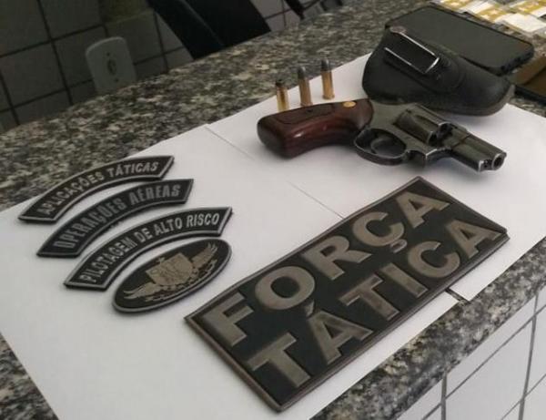 Um rev&oacute;lver foi apreendido com um dos suspeitos de tr&aacute;fico de drogas.(Imagem:Divulga&ccedil;&atilde;o/Pol&iacute;cia Militar do Piau&iacute;)