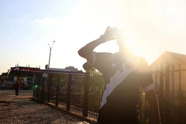 Homem bebe água debaixo de sol forte no Centro de Teresina Piauí ? Foto:(Imagem:Pedro Lima/g1)