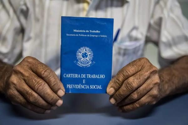 Emprego com carteira assinada no Brasil cresce mais na faixa de 50 a 59 anos