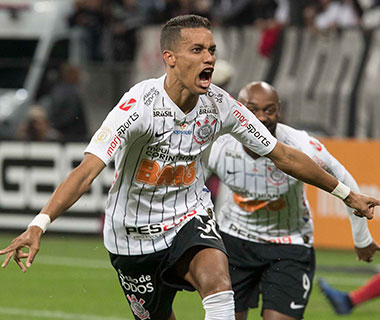 Corinthians bate São Paulo, sobe para 3º e segue sem perder do rival em sua arena