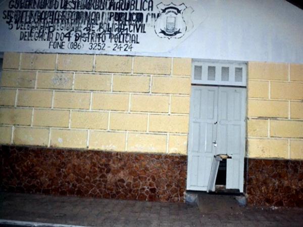 Quatro presos fogem pela porta da frente de delegacia no interior do Piauí