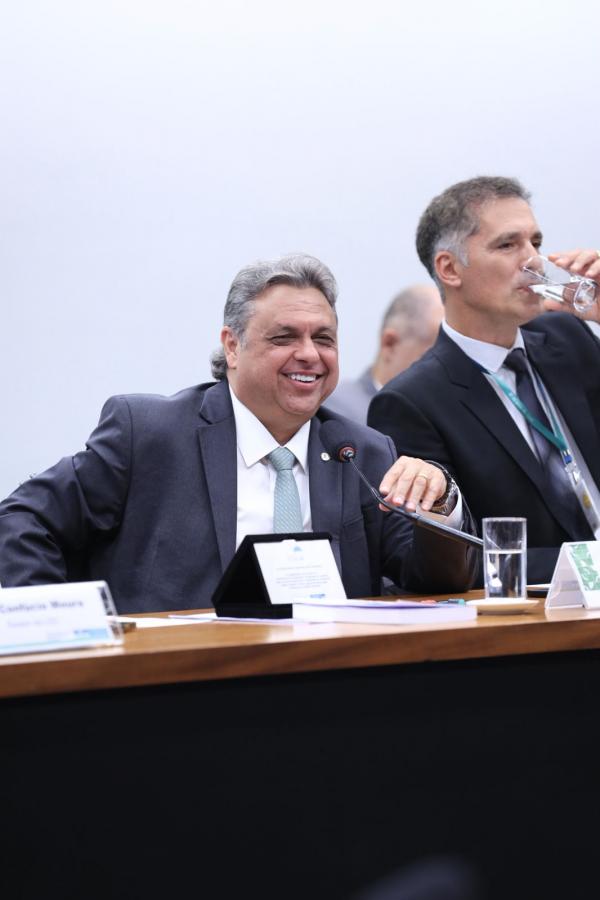 "O brasileiro não aguenta mais aumento de imposto", afirma Júlio Arcoverde