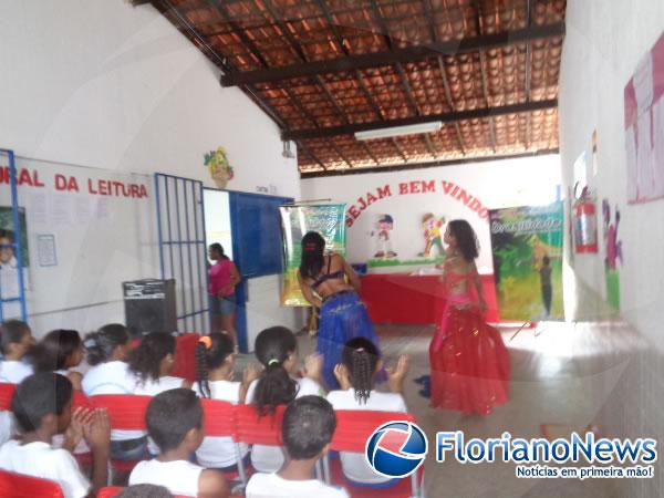 Alunos se divertem com apresentação de danças na Semana da Criança.(Imagem:FlorianoNews)