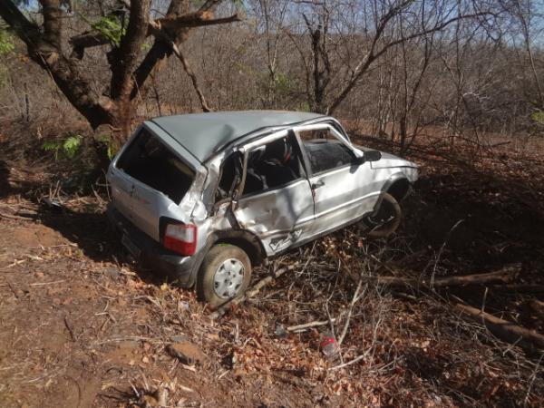 Ve&iacute;culo capota e deixa tr&ecirc;s pessoas feridas na BR-230.(Imagem:FlorianoNews)