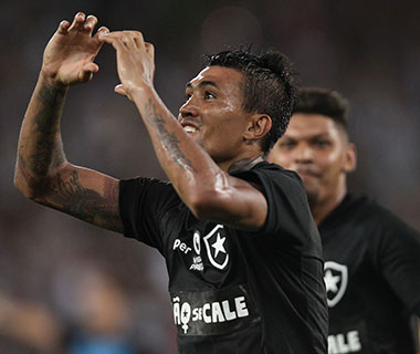 Botafogo sofre, mas vira e fatura 2ª vitória no Carioca
