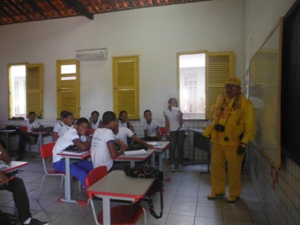 Repórter Amarelinho divulga Festival Estudantil em escolas da rede municipal