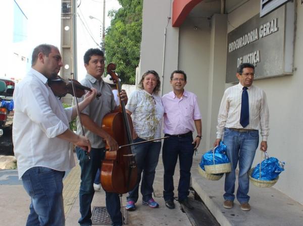 Ambientalistas, professores e advogados entregaram cestas nos &oacute;rg&atilde;os.(Imagem:Catarina Costa)