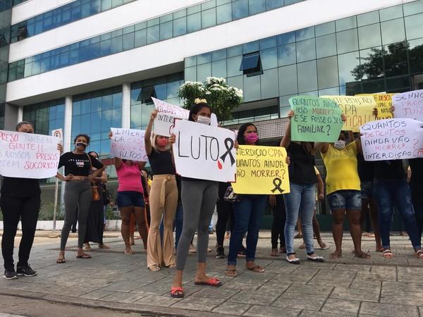 Familiares de presos da Cadeia P&uacute;blica de Altos fazem protesto diante do Tribunal de Justi&ccedil;a, em Teresina (PI).(Imagem:Murilo Lucena/ TV Clube)