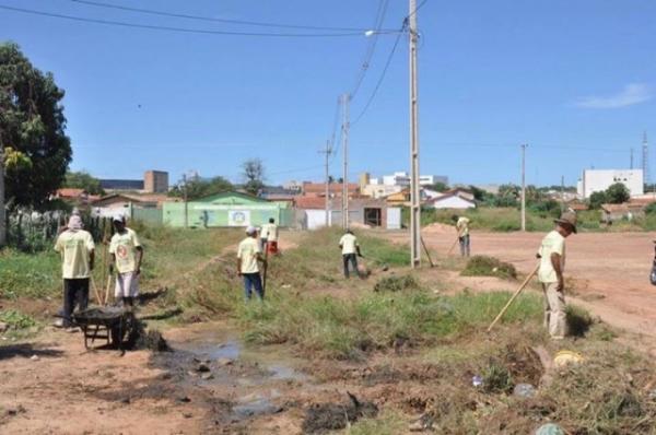 Primeira semana do mutirão de limpeza retira 132 carradas de lixo das ruas de Floriano.(Imagem:SECOM)