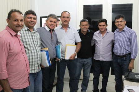 Aluísio Martins acompanha prefeitos em reunião com o governador