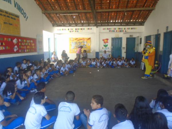 Abertura da semana da criança em escola tem presença do Palhaço Carrapeta