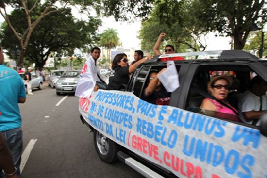 Professores Grevistas se dividem e fazem manifestações diferentes no 1° de Maio