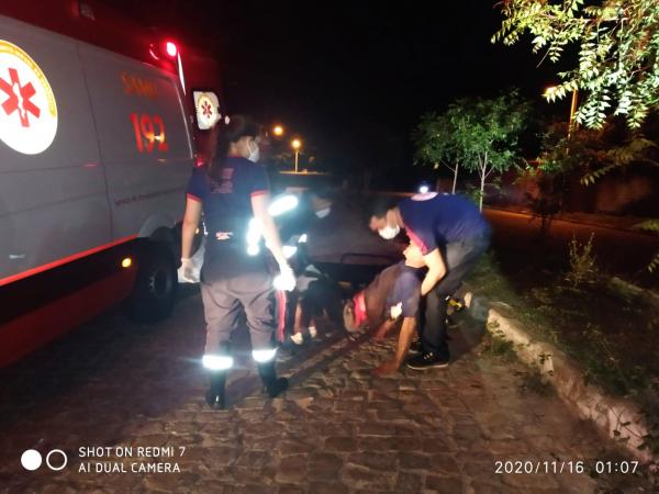 V&iacute;tima sendo socorrida pelo SAMU(Imagem:FlorianoNews)