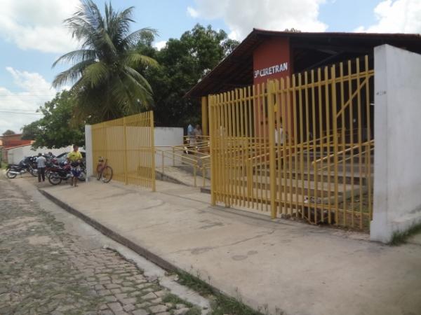 Movimenta&ccedil;&atilde;o e indigna&ccedil;&atilde;o no DETRAN de Floriano.(Imagem: FlorianoNews)