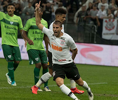 Corinthians leva susto, mas avança na Copa do Brasil