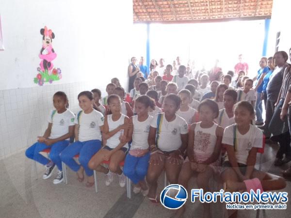 Alunos se divertem com apresentação de danças na Semana da Criança.(Imagem:FlorianoNews)