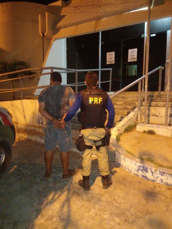 Homem preso com mandado de pris&atilde;o(Imagem:Divulga&ccedil;&atilde;o/PRF)