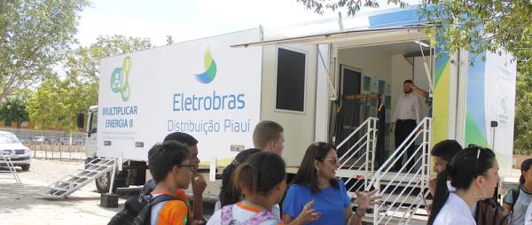 Até caminhão da Eletrobrás fica sem energia durante desculpa sobre problemas em Castelo do PI