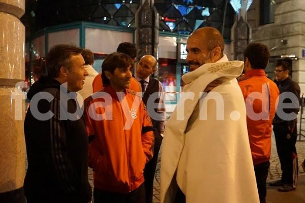 Enrolado em cobertor, Guardiola sorri.(Imagem:Divulga&ccedil;&atilde;o/Site oficial do Bayern)