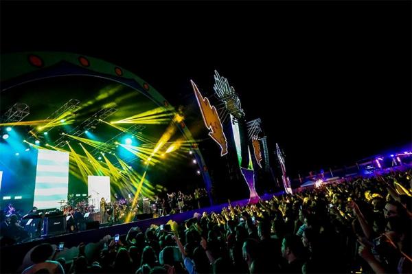 Fã faz pedido de casamento no palco do Piauí Pop em show do Edu Falaschi. (Imagem:Renato Andrade/Cidadeverde.com)