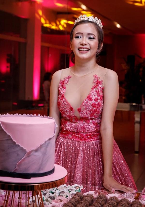  D&eacute;bora durante sua festa de 15 anos em Teresina.(Imagem:Reprodu&ccedil;&atilde;o/ Fel&iacute;cia Ara&uacute;jo )