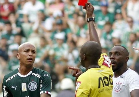Deyverson é suspenso por seis jogos por cusparada contra o Corinthians