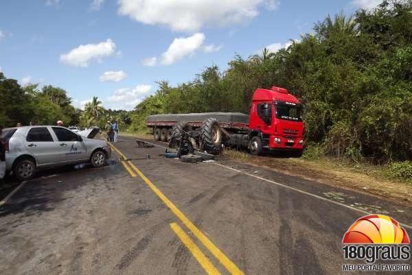 Grave acidente com um trator e dois carros deixa feridos na PI 112