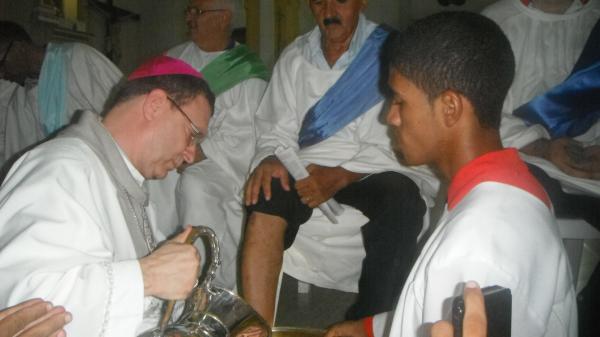 Fi&eacute;is participam da missa do lava p&eacute;s e prociss&atilde;o do fogar&eacute;u.(Imagem:FlorianoNews)