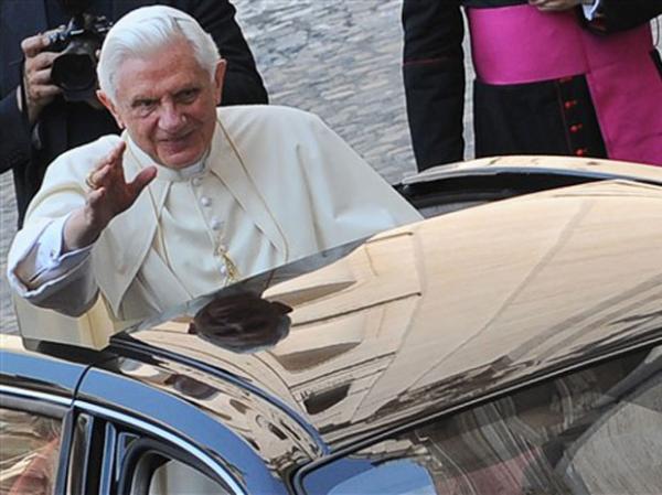O papa Bento XVI acena para fi&eacute;is antes de sua audi&ecirc;ncia semanal no Vaticano, em 7 de julho. (Imagem:AP)