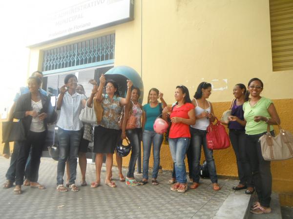 Professores municipais reivindicam pagamento de salários