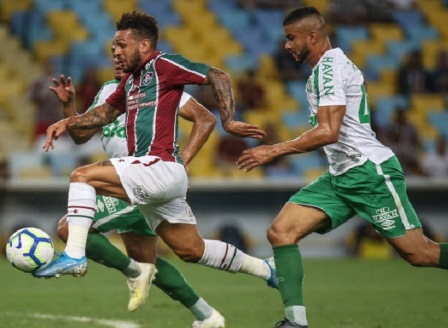 Sob vaias, Fluminense sofre, mas empata com a Chapecoense no Maracanã