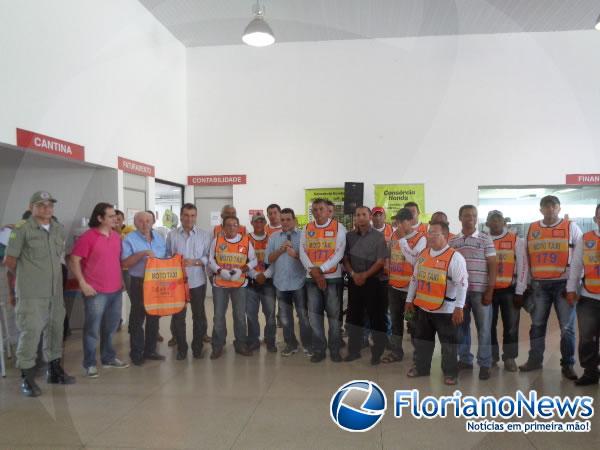 Mototaxistas florianenses recebem coletes de seguran&ccedil;a.(Imagem:FlorianoNews)