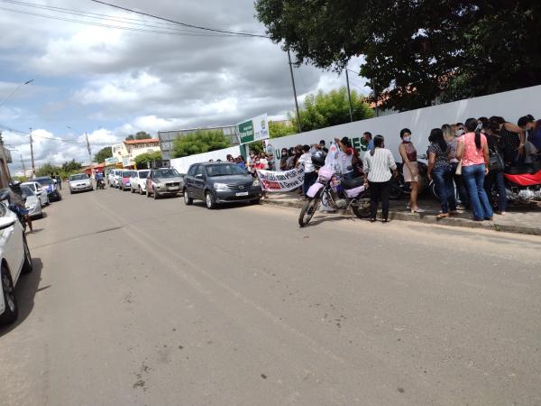 Trabalhadores da Educa&ccedil;&atilde;o em greve fazem manifesta&ccedil;&atilde;o em Floriano(Imagem:FlorianoNews)
