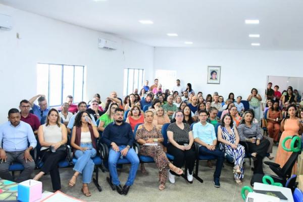 Educação de Floriano apresenta novo fardamento escolar e assina contrato com empresa que vai confeccionar os uniformes(Imagem:Secom)