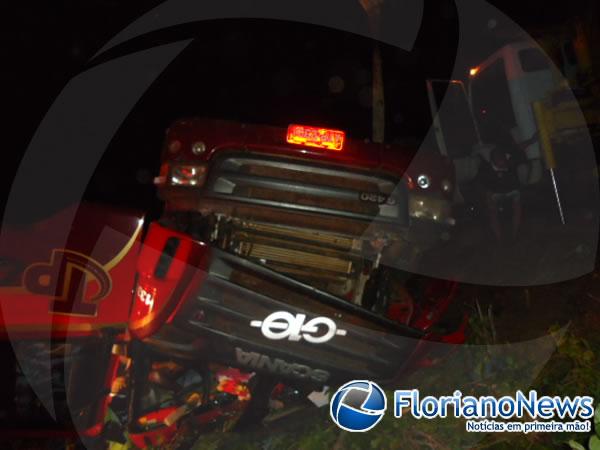 Mulher e crian&ccedil;a ficam presas nas ferragens ap&oacute;s carreta tombar em Floriano.(Imagem:FlorianoNews)