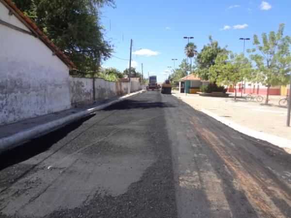 Prefeitura realiza obras de pavimenta&ccedil;&atilde;o asf&aacute;ltica em Bar&atilde;o de Graja&uacute;.(Imagem:FlorianoNews)